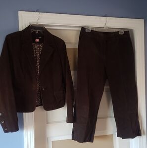 Brown curdory paint suit